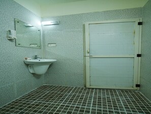 Phòng đôi hoặc 2 giường đơn Tiêu chuẩn, 1 giường đôi, không hút thuốc | Phòng tắm | Buồng tắm vòi sen, vòi sen phun mưa 