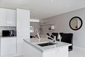 House | Private kitchen - The Edge Suite by 5STARSTAY (Dublin)