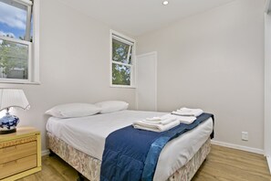 Comfort-Zimmer, 1 Queen-Bett, Gemeinschaftsbad (203) | Bettwäsche aus ägyptischer Baumwolle, hochwertige Bettwaren