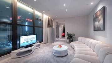 Habitación familiar | Baño | Ducha, artículos de higiene personal gratuitos y secador de pelo