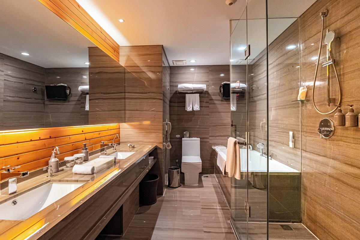 deluxe suite | bathroom | shower, free toiletries, hair dryer, bathrobes