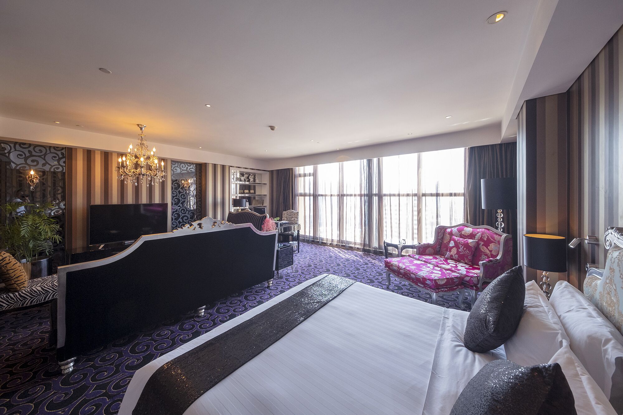 executive room | hypo-allergenic bedding, down duvets, minibar, in-room safe