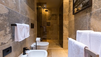 Deluxe Double Room | Bathroom | Shower, rainfall showerhead, free toiletries, hair dryer