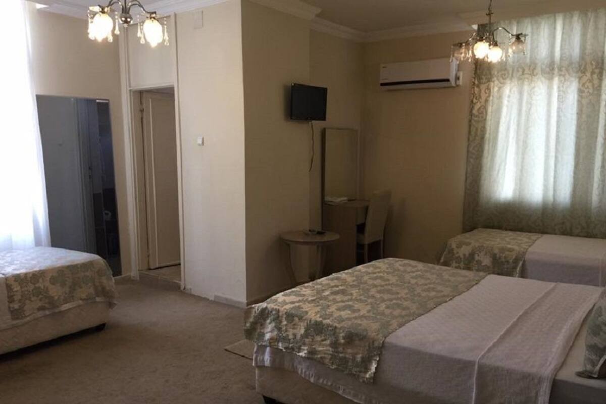 Family Room | Bathroom | Shower, free toiletries, hair dryer, slippers