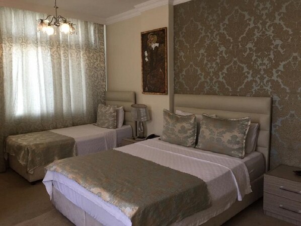 Family Room | Bathroom | Shower, free toiletries, hair dryer, slippers