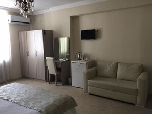 Suite | Bathroom | Shower, free toiletries, hair dryer, slippers