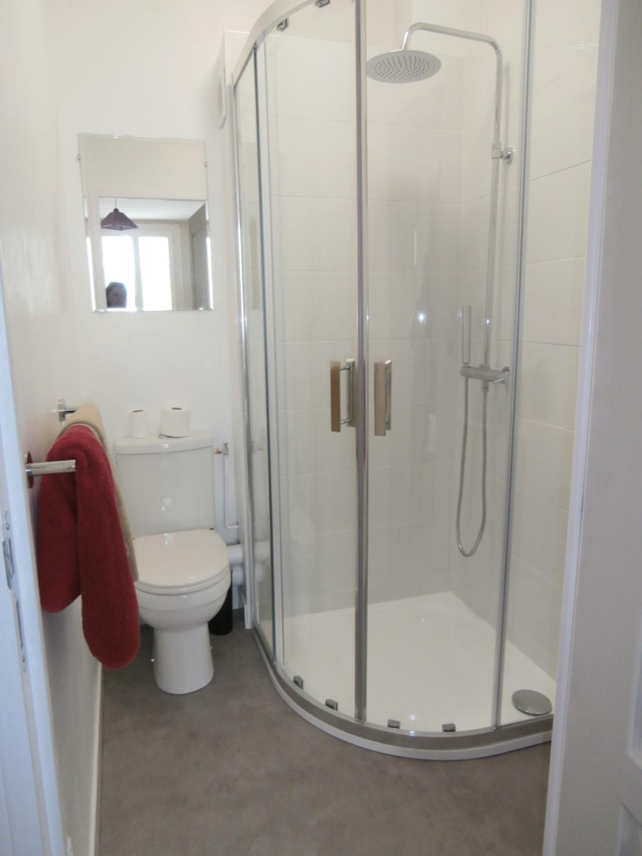Dusche, kostenlose Toilettenartikel, Haartrockner, Bademäntel