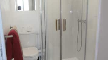 Dusche, kostenlose Toilettenartikel, Haartrockner, Bademäntel