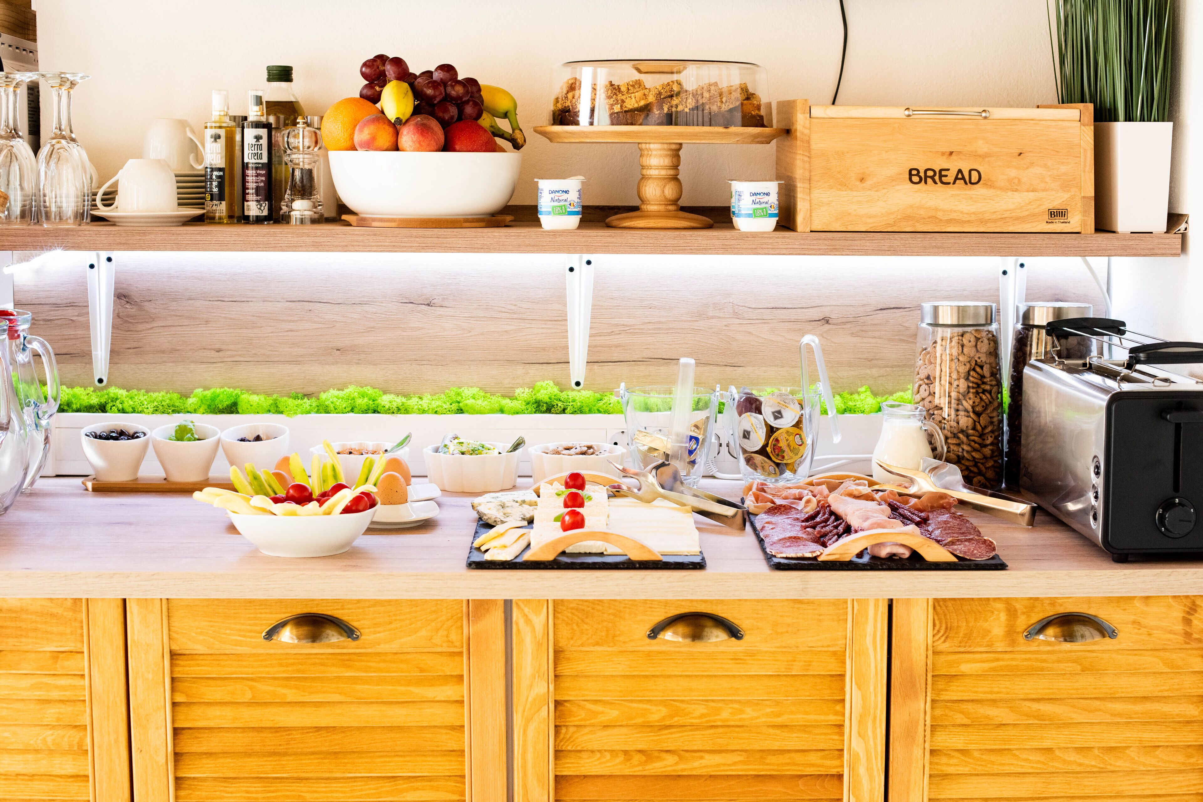 Dagelijks ontbijtbuffet (RON 50 per persoon)