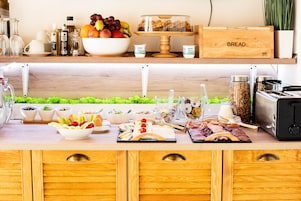 Daily buffet breakfast (RON 50 per person)