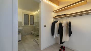 Suite | Edredón, minibar y caja de seguridad en la habitación