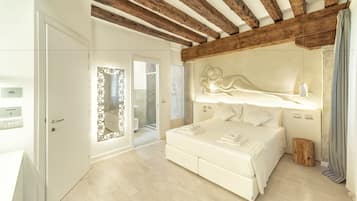 Habitación estándar con 1 cama matrimonial o 2 individuales | Edredón, minibar y caja de seguridad en la habitación