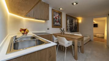 Suite | Edredón, minibar y caja de seguridad en la habitación