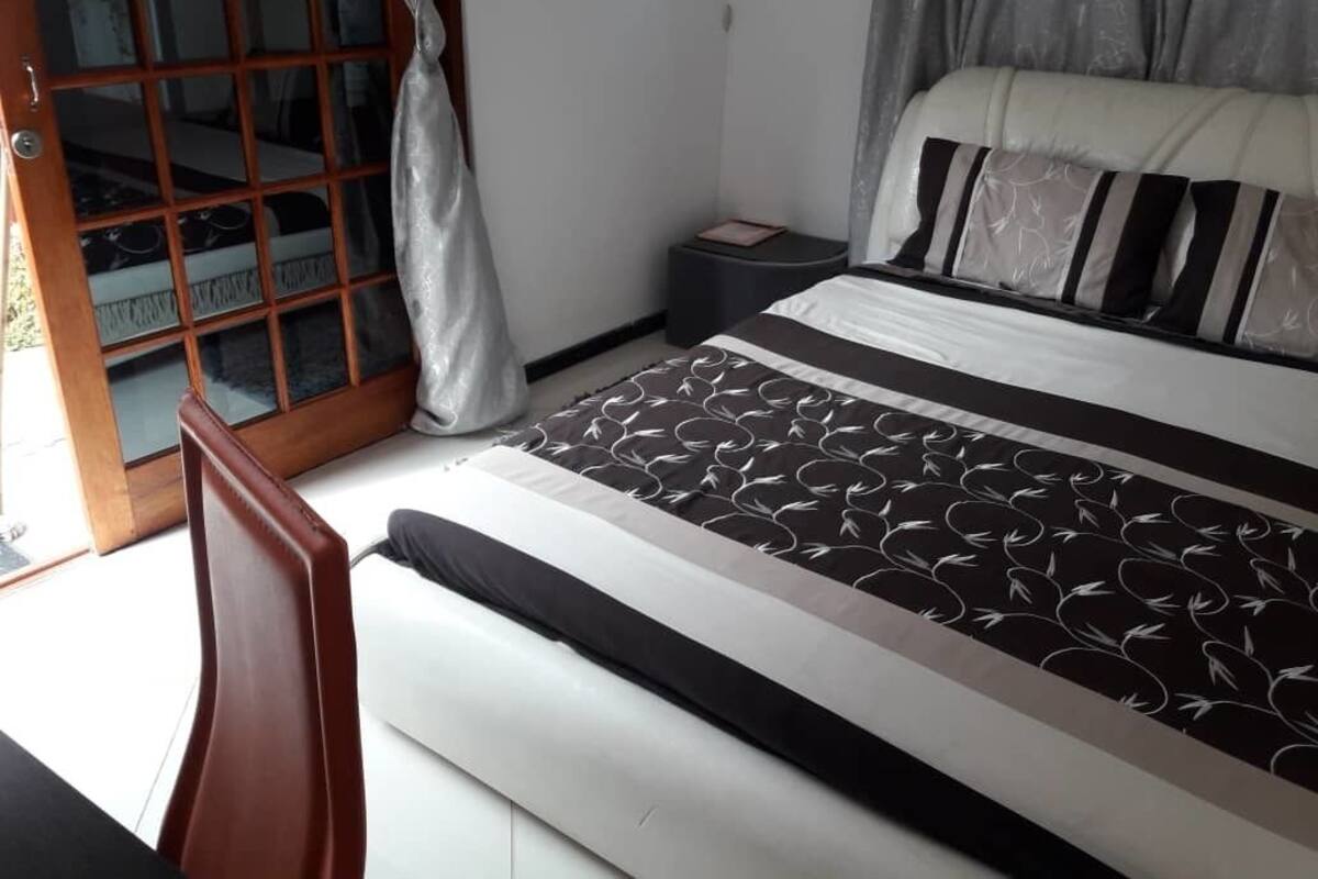 Rom – standard, tilgjengelighetstilpasset | 4 soverom, minibar, skrivebord og strykejern/-brett