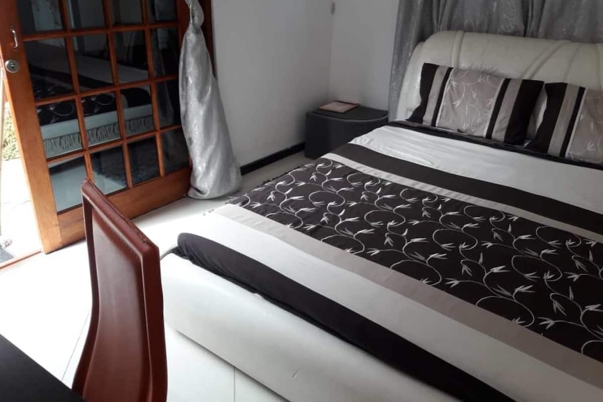4 habitaciones, minibar, escritorio y tabla de planchar con plancha