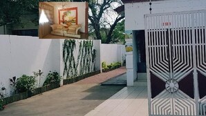 Property entrance - Amogelang Guest House (Kasane)