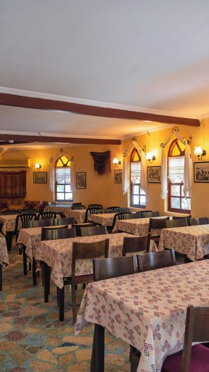 Breakfast, lunch, dinner served; international cuisine, pool views  - Yakamoz Hotel Fethiye (Fethiye)