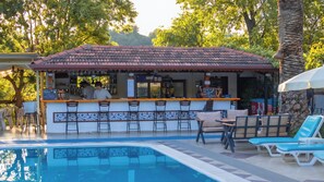 Outdoor pool, pool umbrellas, sun loungers - Yakamoz Hotel Fethiye (Fethiye)