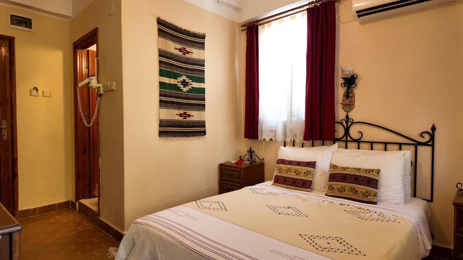 Chambre économique, 1 grand lit, climatisation, vue sur le jardin | Fer et planche à repasser