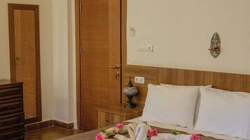 Comfort-Dreibettzimmer, Gartenblick | Italienische Bettbezüge von Frette, hochwertige Bettwaren