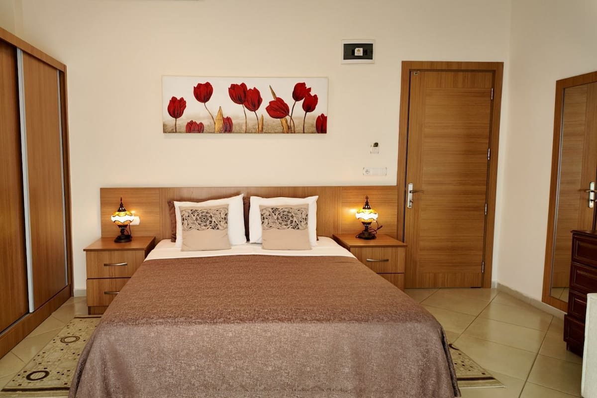 Chambre Deluxe, 1 grand lit, climatisation, vue sur la montagne | Fer et planche à repasser