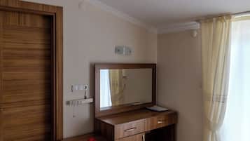 Deluxe Twin Room, Mountain View | Living area
