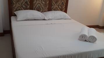 Enkeltrom – standard, 1 soverom, bassengutsikt, hageområde | 1 soverom, ekstrasenger (mot et tillegg) og sengetøy