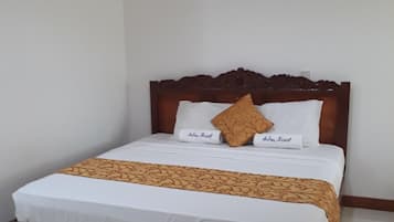 Deluxe-Zimmer, 1 King-Bett, Terrasse, Poolblick | Zimmerausstattung