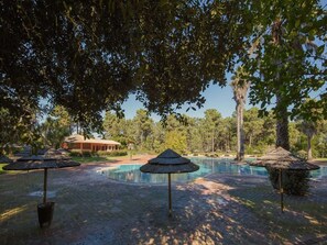 Außenpool, Sonnenschirme, Liegestühle