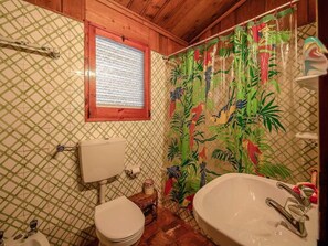 Ferienhaus, 3 Schlafzimmer | Badezimmer | Komfortbadewanne, kostenlose Toilettenartikel, Haartrockner, Bidet