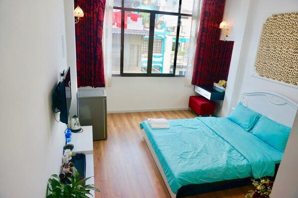 Deluxe Room (Street View) | Desk, iron/ironing board, free WiFi - Urban Saigon Homestay (Ho Chi Minh City)
