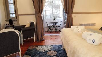 Suite, kamar mandi pribadi (Air Room) | Tirai kedap cahaya, setrika/meja setrika, Wi-Fi gratis, dan seprai linen