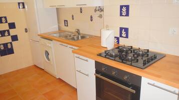 Lemari es besar, microwave, oven, dan kompor