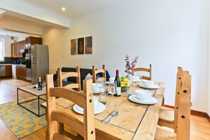 Premium-Apartment, 3 Schlafzimmer | Essbereich im Zimmer