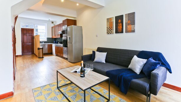 Premium Apartment, 3 Bedrooms | Living area | Flat-screen TV, Netflix - Platinum Apartments in Farringdon 9980 (London)