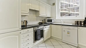 Deluxe Double Room, 2 Bedrooms | Private kitchen | Coffee/tea maker, full-size fridge, microwave, oven - Platinum Apartments in Farringdon 9980 (London)