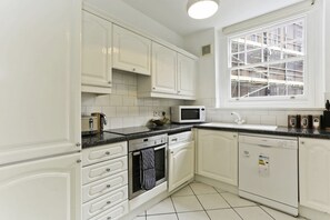 Deluxe Double Room, 2 Bedrooms | Private kitchen | Full-size fridge, microwave, oven, stovetop - Platinum Apartments in Farringdon 9980 (London)
