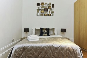 Deluxe-Doppelzimmer, 2 Schlafzimmer | 1 Schlafzimmer, Bügeleisen/Bügelbrett, kostenloses WLAN, Bettwäsche