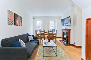 Premium-Apartment, 3 Schlafzimmer | Wohnbereich | Flachbildfernseher, Netflix