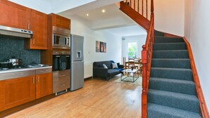 Premium Apartment, 3 Bedrooms | Private kitchen | Coffee/tea maker, full-size fridge, microwave, oven - Platinum Apartments in Farringdon 9980 (London)