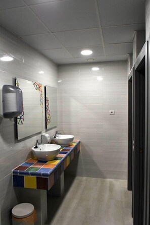 Bathroom - Albergue Bide Ona - Hostel (Portugalete)