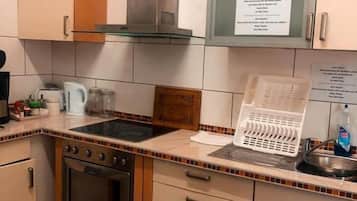 Plaque de cuisson, batterie de cuisine, vaisselle et ustensiles