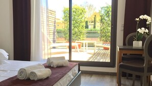 Habitación de hotel con cama, escritorio y vistas al exterior.