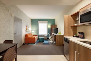 Desk, blackout drapes, iron/ironing board, free cribs/infant beds - Home2 Suites by Hilton Statesboro (Statesboro)