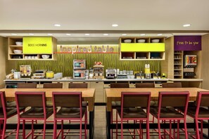 Free daily buffet breakfast  - Home2 Suites by Hilton Statesboro (Statesboro)