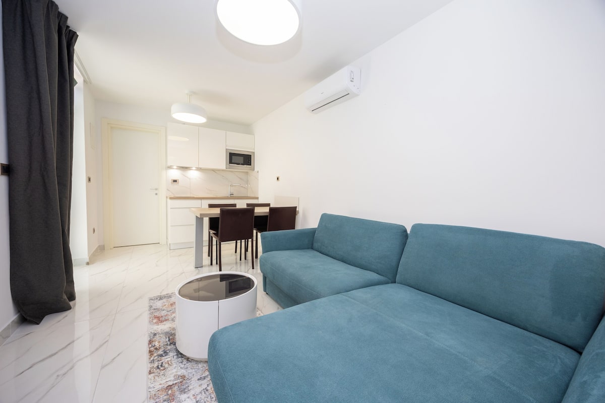 Apartamento clásico | Zona de estar | Televisión de pantalla plana de 55 pulgadas con canales por satélite