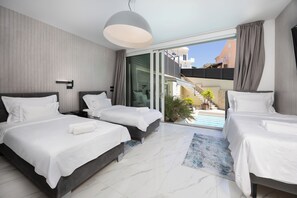 高級寢具、羽絨被、Tempur-Pedic 床墊、房內夾萬