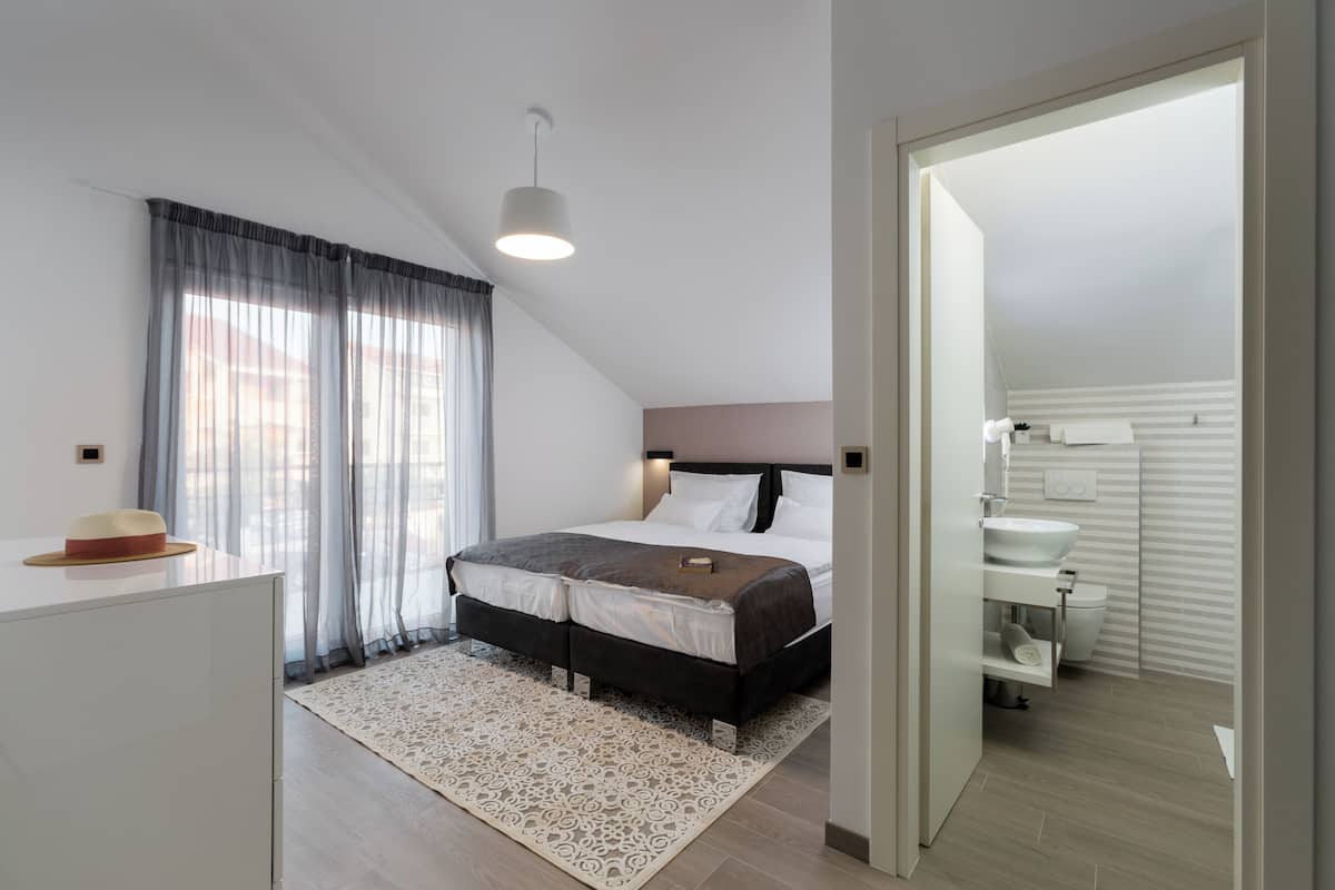 superior double or twin room | 1 bedroom, premium bedding, tempur-pedic beds, in-room safe