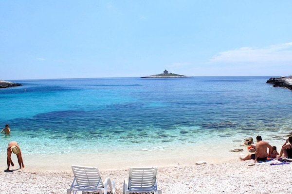 Una playa cerca, arena blanca, 2 bares en la playa