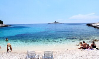 Una playa cerca, arena blanca, 2 bares en la playa